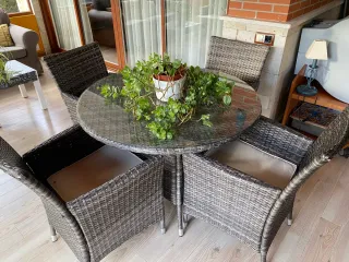 Mesa y 4 sillas de mimbre. PRECIO NO NEGOCIABLE