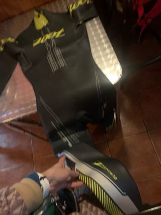 Traje de neopreno Zoot negro y amarillo