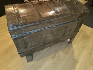 Baúl antiguo madera y metal con pies
