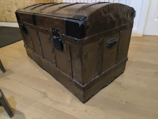 Baúl antiguo madera y metal con pies