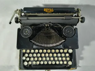 Antigua máquina de escribir Royal Portable