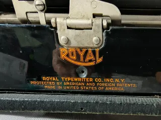Antigua máquina de escribir Royal Portable