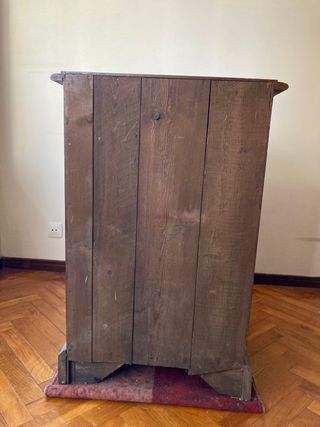 Mueble antiguo de madera maciza
