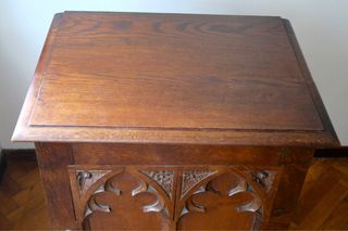 Mueble antiguo de madera maciza