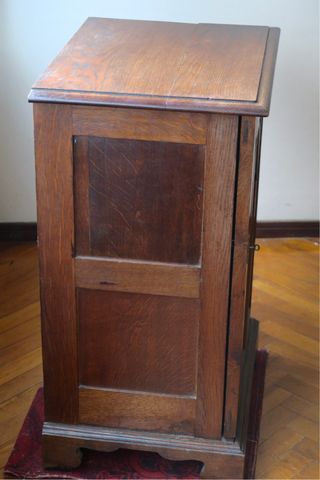 Mueble antiguo de madera maciza