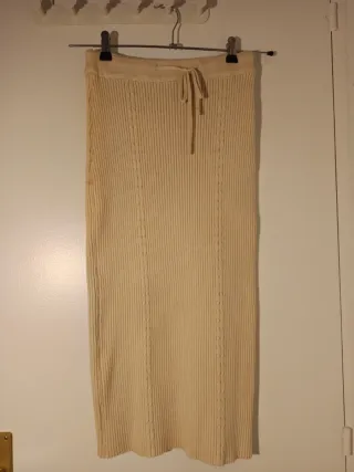 Conjunto 2 piezas crema Talla S/M. Largo falda 77