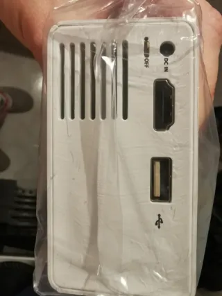 Mini proyector LED blanco y amarillo