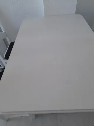 Mesa de comedor blanca de madera