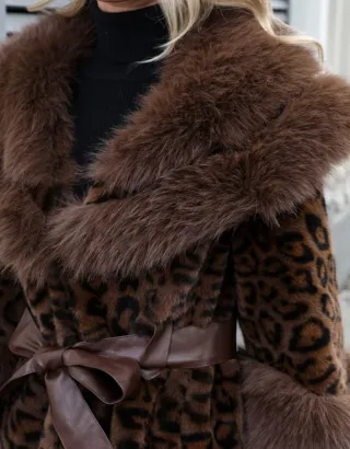 Abrigo piel sintética estampado leopardo