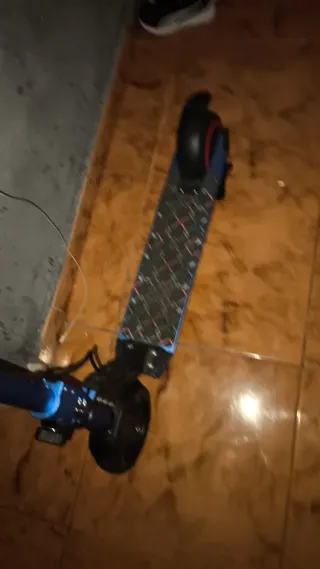 Patinete eléctrico infantil azul tiene luces led