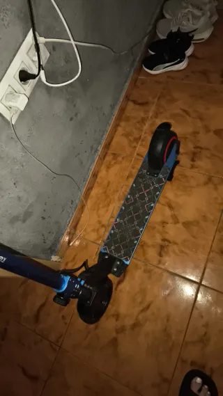 Patinete eléctrico infantil azul tiene luces led
