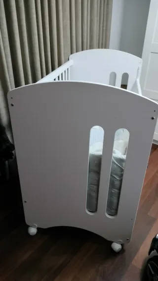 Cuna de bebé blanca poco uso
