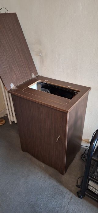Máquina de coser SIGMA antigua con mueble y pedal