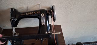 Máquina de coser SIGMA antigua con mueble y pedal