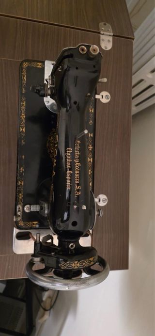 Máquina de coser SIGMA antigua con mueble y pedal
