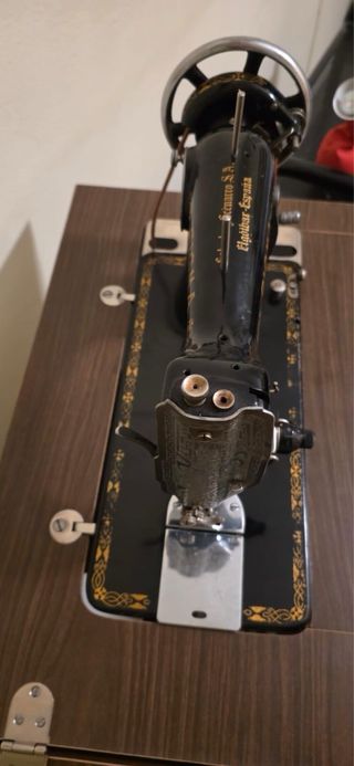 Máquina de coser SIGMA antigua con mueble y pedal