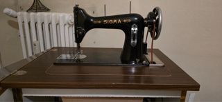 Máquina de coser SIGMA antigua con mueble y pedal
