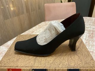 Zapatos de salón negros.