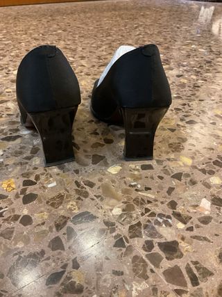 Zapatos de salón negros.