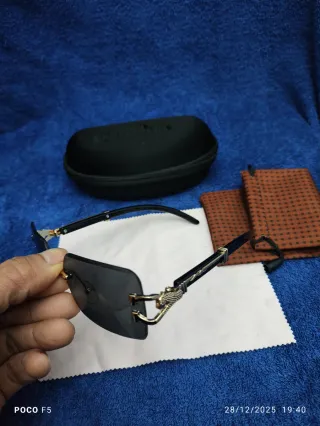 Gafas de sol Cartier negras y doradas