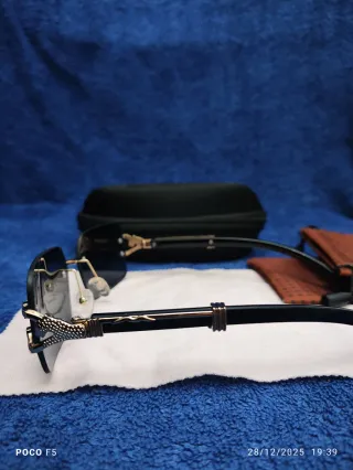 Gafas de sol Cartier negras y doradas