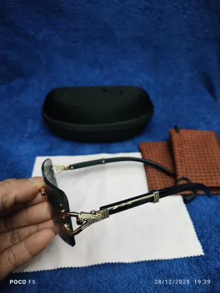 Gafas de sol Cartier negras y doradas