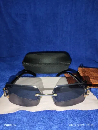 Gafas de sol Cartier negras y doradas