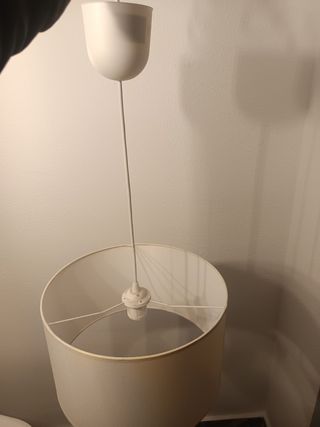 Lámpara colgante beige y blanca