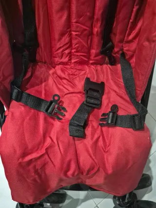 Carro de paseo rojo para niños