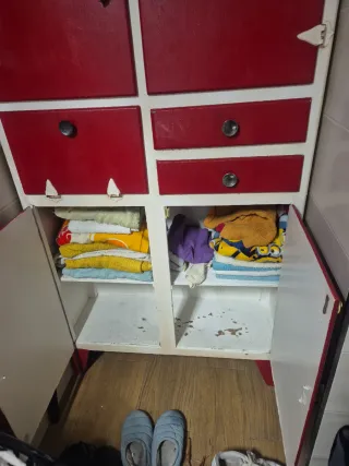 Mueble de cocina vintage rojo y blanco