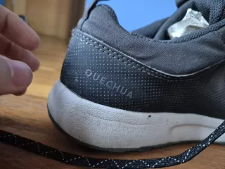 Zapatos de montaña negros y grises