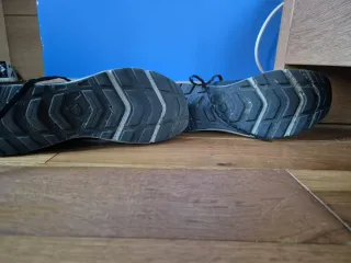 Zapatos de montaña negros y grises