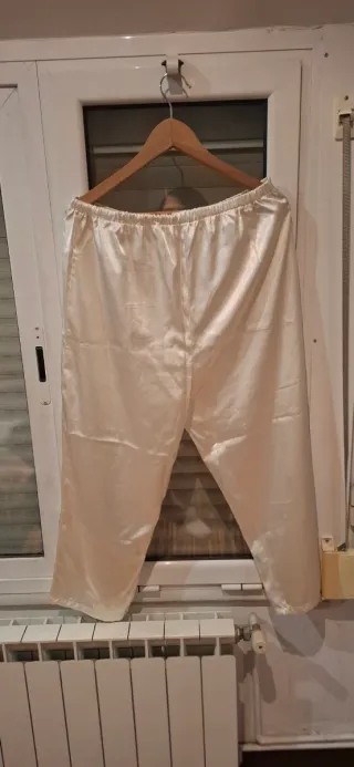 Pijama premamá blanco. Equivalente talla M