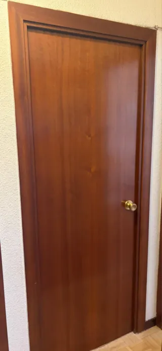 Puerta de madera con marco y cristal