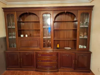 Mueble de salón clásico madera y cristal