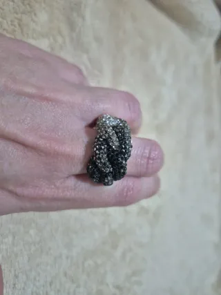 Anillo plateado con piedras negras y blancas
