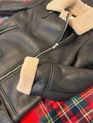 Chaqueta Stradivarius negra estilo aviador