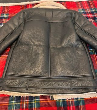 Chaqueta Stradivarius negra estilo aviador
