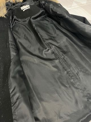 Abrigo negro con capucha y pelo