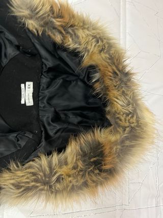 Abrigo negro con capucha y pelo