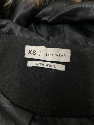 Abrigo negro con capucha y pelo