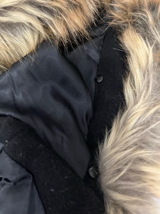 Abrigo negro con capucha y pelo