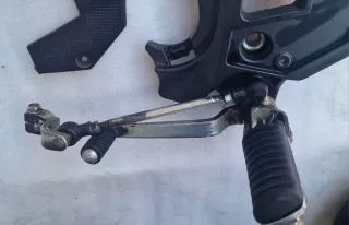 STAFFA PEDANA ANTERIORE SINISTRA VERSYS 650