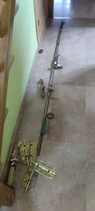 Cerrojo 3 puntos + bisagras + pomo