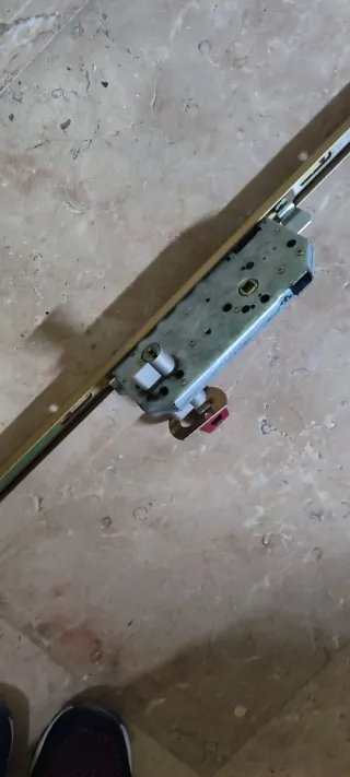 Cerrojo 3 puntos + bisagras + pomo