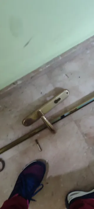 Cerrojo 3 puntos + bisagras + pomo