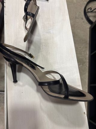 Zapatos de tacón Looky mujer negros y dorados