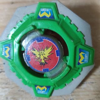 Beyblade Top Verde con Figura