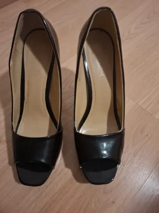 Zapatos de tacón negros peep toe
