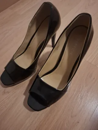 Zapatos de tacón negros peep toe